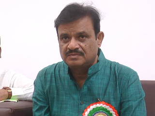 ಹಿಜಬ್-ಕೇಸರಿ ಶಾಲು ವಿವಾದ ಮಕ್ಕಳಲ್ಲಿ ವಿಷ ಬೀಜ ಬಿತ್ತನೆ, ದೇಶಕ್ಕೆ ಮಾರಕ: ಸಚಿವ ಮುನಿರತ್ನ