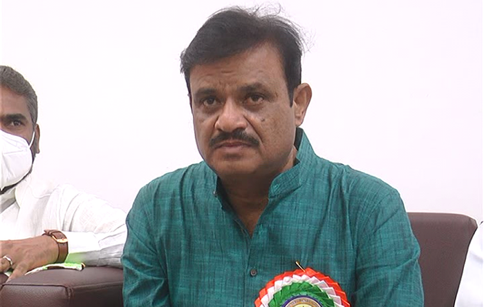 ಹಿಜಬ್-ಕೇಸರಿ ಶಾಲು ವಿವಾದ ಮಕ್ಕಳಲ್ಲಿ ವಿಷ ಬೀಜ ಬಿತ್ತನೆ, ದೇಶಕ್ಕೆ ಮಾರಕ: ಸಚಿವ ಮುನಿರತ್ನ