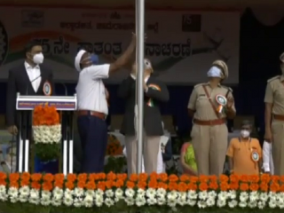 ಚಾಮರಾಜನಗರ ಡಿಸಿಯಿಂದ ಧ್ವಜಾರೋಹಣ- ಸಚಿವರ ಬದಲಿಗೆ ಧ್ವಜ ಹಾರಿಸಿದ ಮೂರನೇ ಡಿಸಿ ಎಂಬ ಹೆಗ್ಗಳಿಕೆ