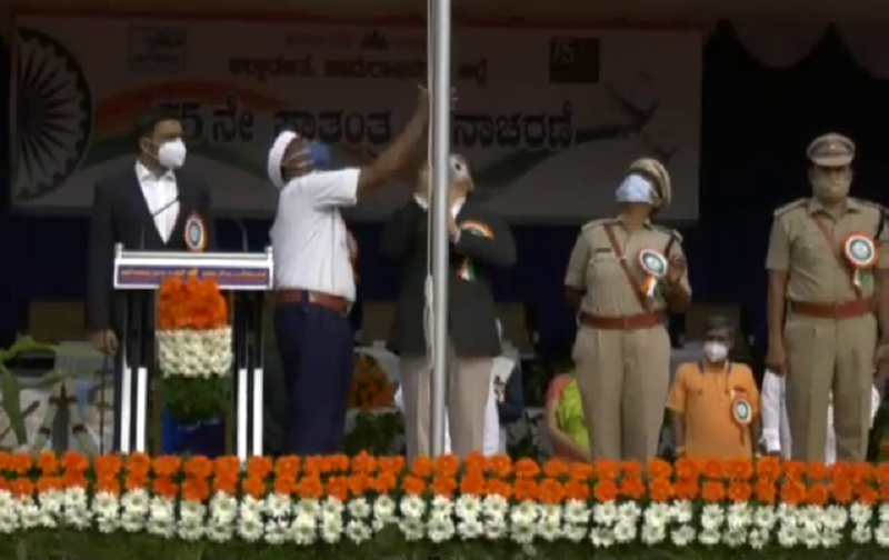 ಚಾಮರಾಜನಗರ ಡಿಸಿಯಿಂದ ಧ್ವಜಾರೋಹಣ- ಸಚಿವರ ಬದಲಿಗೆ ಧ್ವಜ ಹಾರಿಸಿದ ಮೂರನೇ ಡಿಸಿ ಎಂಬ ಹೆಗ್ಗಳಿಕೆ