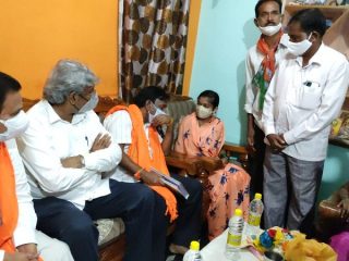 ಹುತಾತ್ಮ ಯೋಧನ ಬದಲು, ಕರ್ತವ್ಯ ನಿರತ ಯೋಧನ ಕುಟುಂಬಕ್ಕೆ ಕೇಂದ್ರ ಸಚಿವರ ಸಾಂತ್ವನ