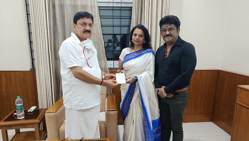 ನುಡಿದಂತೆ ನಡೆದ ಜಗ್ಗೇಶ್- 1 ಲಕ್ಷ ರೂ. ಚೆಕ್ ಹಸ್ತಾಂತರ