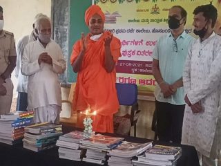 ಜನ ದೇವಾಲಯದ ಮುಂದೆ ಸಾಲುಗಟ್ಟಿ ನಿಲ್ಲುವಂತೆ, ವಿದ್ಯಾರ್ಥಿಗಳು ಗ್ರಂಥಾಲಯದ ಮುಂದೆ ನಿಲ್ಲಬೇಕು: ಗವಿ ಶ್ರೀ