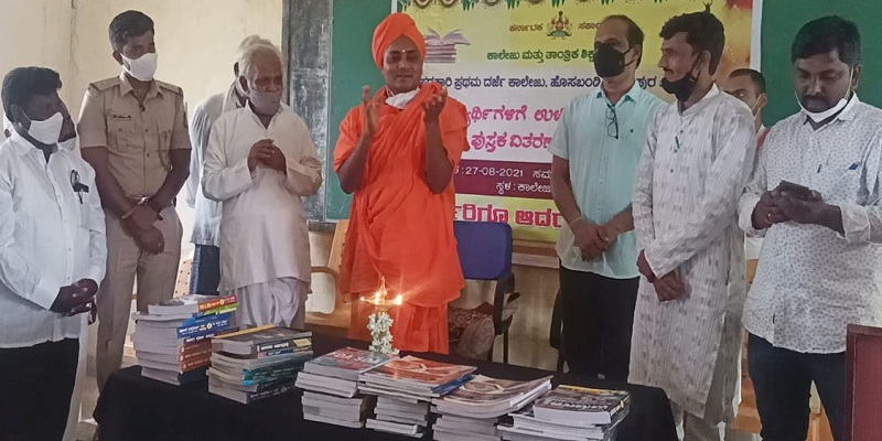 ಜನ ದೇವಾಲಯದ ಮುಂದೆ ಸಾಲುಗಟ್ಟಿ ನಿಲ್ಲುವಂತೆ, ವಿದ್ಯಾರ್ಥಿಗಳು ಗ್ರಂಥಾಲಯದ ಮುಂದೆ ನಿಲ್ಲಬೇಕು: ಗವಿ ಶ್ರೀ