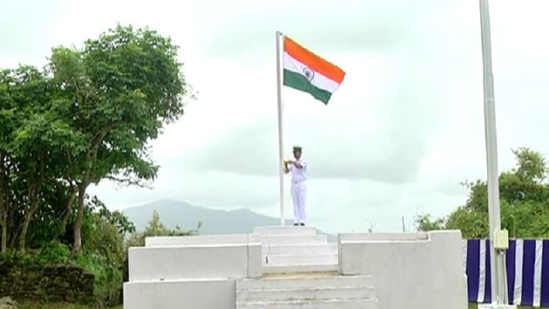 ಹರಿದ ಧ್ವಜ ಹಾರಿಸಿ ರಾಷ್ಟ್ರಧ್ವಜಕ್ಕೆ ಅವಮಾನಿಸಿದ ಕಾರವಾರದ ನೌಕಾದಳ