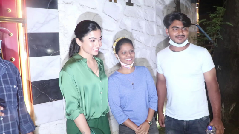 ರಶ್ಮಿಕಾ ಜೊತೆ ಫೋಟೋಗೆ ಮುಗಿಬಿದ್ದ ಫ್ಯಾನ್ಸ್