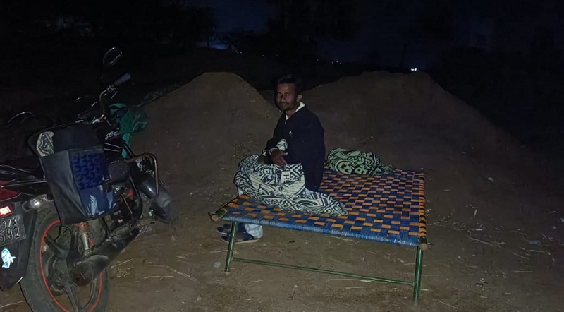 ಕಾಡು ಪ್ರಾಣಿಗಳ ಭಯದ ಮಧ್ಯೆ ಮರಳು ಕಾಯುತ್ತಿದ್ದಾರೆ ಅಧಿಕಾರಿಗಳು