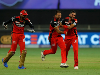 ಮ್ಯಾಕ್ಸಿ ಆಲ್‍ರೌಂಡರ್ ಆಟ, ಹರ್ಷಲ್ ಹ್ಯಾಟ್ರಿಕ್ – ಬೆಂಗಳೂರಿಗೆ 54 ರನ್‍ಗಳ ಭರ್ಜರಿ ಜಯ