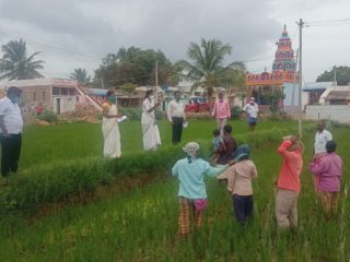 ಗದ್ದೆಗೆ ತೆರಳಿ ಕೋವಿಡ್ ಲಸಿಕೆ ಹಾಕಿಸಲು ಮನವೊಲಿಕೆ