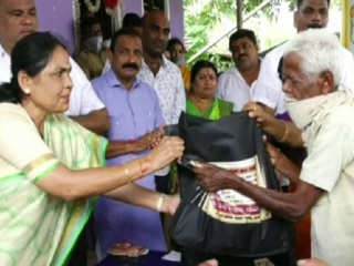 ಪ್ರಧಾನಿ ಮೋದಿ ಹುಟ್ಟುಹಬ್ಬ- ಎಸ್‍ಟಿ ಕುಟುಂಬಗಳಿಗೆ ದಿನಸಿ ವಿತರಿಸಿದ ಶೋಭಾ