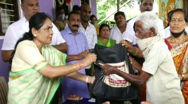 ಪ್ರಧಾನಿ ಮೋದಿ ಹುಟ್ಟುಹಬ್ಬ- ಎಸ್‍ಟಿ ಕುಟುಂಬಗಳಿಗೆ ದಿನಸಿ ವಿತರಿಸಿದ ಶೋಭಾ