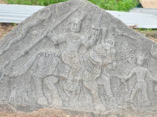 ಪಾಳೆಗಾರರ ಕಾಲದ ಅಪರೂಪದ ಬೇಟೆಗಾರನ ವೀರಗಲ್ಲು ಪತ್ತೆ