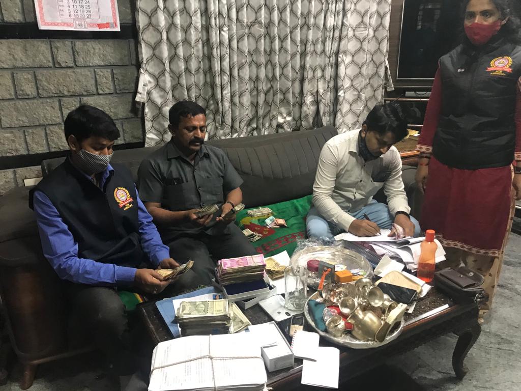 60ಕ್ಕೂ ಹೆಚ್ಚು ಕಡೆ ಎಸಿಬಿ ದಾಳಿ – ಕಂತೆ ಕಂತೆ ಹಣ ಎಣಿಸುತ್ತಿದ್ದಾರೆ ಅಧಿಕಾರಿಗಳು