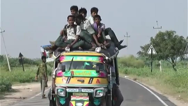ಆಟೋ ಟಾಪ್ ಮೇಲೆ ಜೀವ ಒತ್ತೆಯಿಟ್ಟು ಶಾಲೆಯತ್ತ ಮಕ್ಕಳ ಪ್ರಯಾಣ