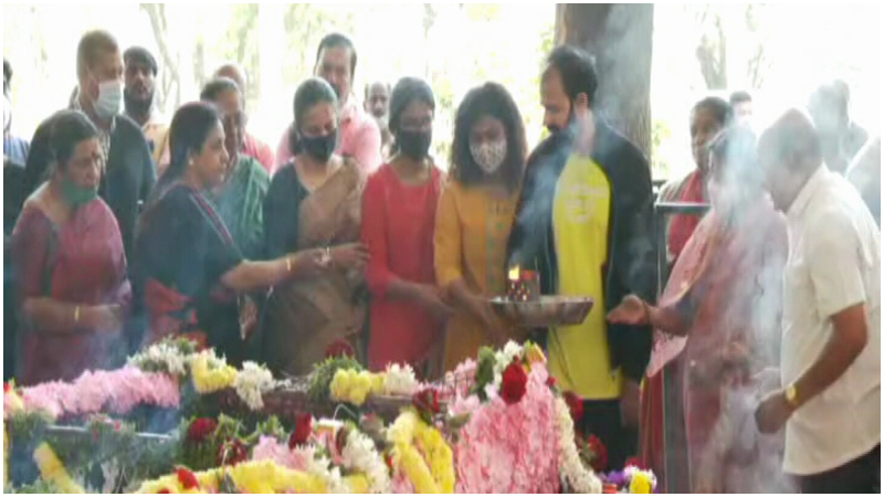 ಅಪ್ಪು ಅಗಲಿ ಇಂದಿಗೆ 2 ತಿಂಗಳು – ಸಮಾಧಿಗೆ ಕುಟುಂಬಸ್ಥರಿಂದ ಪೂಜೆ, ಅಭಿಮಾನಿಗಳ ದಂಡು