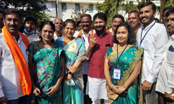 ಬನ್ನಿ.. ಬನ್ನಿ ಯಾರು ಗೆದ್ದರೂ ನಮ್ಮವ್ರೇ – ಕಾಂಗ್ರೆಸ್, ಪಕ್ಷೇತರ ಅಭ್ಯರ್ಥಿಗಳ ಜೊತೆ ಸಿ.ಟಿ ರವಿ ಫೋಟೋ