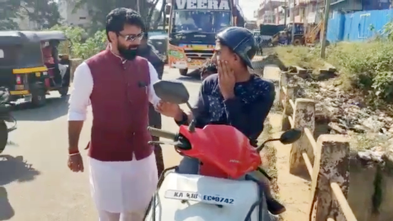 ಕಸ ಎಸೆದ ಯುವಕನಿಗೆ ರಸ್ತೆ ಮಧ್ಯೆ ಸಿಟಿ ರವಿ ಕ್ಲಾಸ್