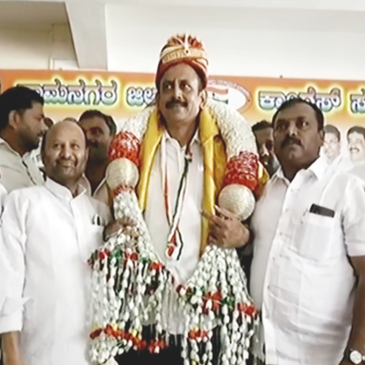 ಬಿಜೆಪಿ, ಜೆಡಿಎಸ್ ಒಳ ಒಪ್ಪಂದ – ಎಚ್‍ಡಿಕೆ ಸುಳ್ಳೇಶ್ವರ ಎಂದ ಎಂಎಲ್‍ಸಿ ರವಿ