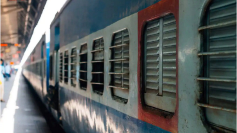ನವದೆಹಲಿ-ಕರ್ನಾಟಕ ಎಕ್ಸ್‌ಪ್ರೆಸ್‍ನಲ್ಲಿ ಬಾಂಬ್ – ಹುಸಿ ಕರೆಗೆ ಪ್ರಯಾಣಿಕರು ಕಂಗಾಲು