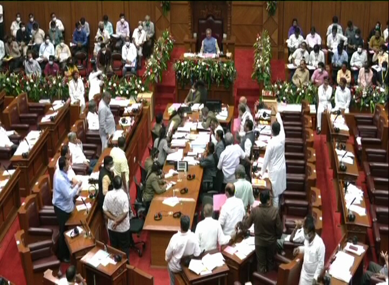 ಕಲಾಪಕ್ಕೆ ಅಡ್ಡಿ- ವಿಧಾನ ಪರಿಷತ್‌ನ 15 ಕಾಂಗ್ರೆಸ್ ಸದಸ್ಯರು ಅಮಾನತು‌