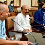 ಒಟ್ಟಾಗಿ ಸವಾಲು ಎದುರಿಸೋಣ: ಅಧಿಕಾರಿಗಳಿಗೆ ಬೊಮ್ಮಾಯಿ ಸಲಹೆ