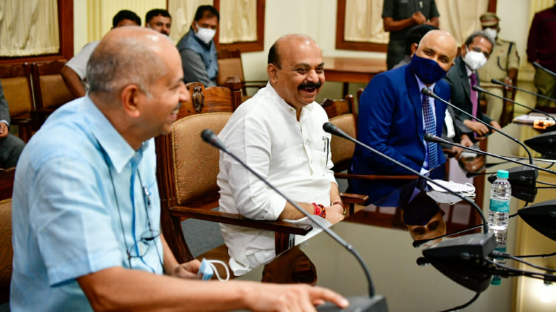 ಒಟ್ಟಾಗಿ ಸವಾಲು ಎದುರಿಸೋಣ: ಅಧಿಕಾರಿಗಳಿಗೆ ಬೊಮ್ಮಾಯಿ ಸಲಹೆ