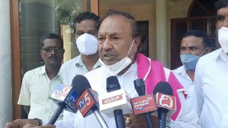 ಸಿದ್ದರಾಮಯ್ಯನವರಿಗೆ ಪಾಠ ಮಾಡಲು ನಾನು ಎಲ್‍ಕೆಜಿ ಟೀಚರ್ ಅಲ್ಲ: ಈಶ್ವರಪ್ಪ