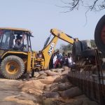 ಮೆಕ್ಕೆಜೋಳದ ಲಾರಿ ಪಲ್ಟಿ- ಮೂವರು ಕಾರ್ಮಿಕರು ಸಾವು, ನಾಲ್ವರಿಗೆ ಗಾಯ