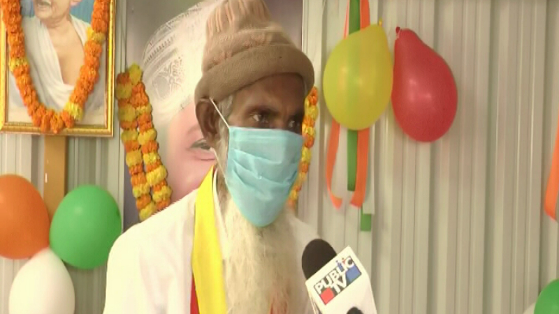 ಸರ್ಕಾರ ಮರೆತರು, ಜನಪ್ರತಿನಿಧಿಗಳು ಕೊಟ್ಟ ಹಣದಲ್ಲಿ ಗ್ರಂಥಾಲಯ ನಿರ್ಮಿಸಿದ ಅನಕ್ಷರಸ್ಥ!