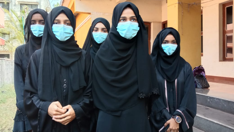 ಹಿಜಬ್‌ ಧರಿಸೋದು ನಮ್ಮ ಮೂಲಭೂತ ಹಕ್ಕು: ಹೈಕೋರ್ಟ್‌ ಮೆಟ್ಟಿಲೇರಿದ ವಿದ್ಯಾರ್ಥಿನಿ