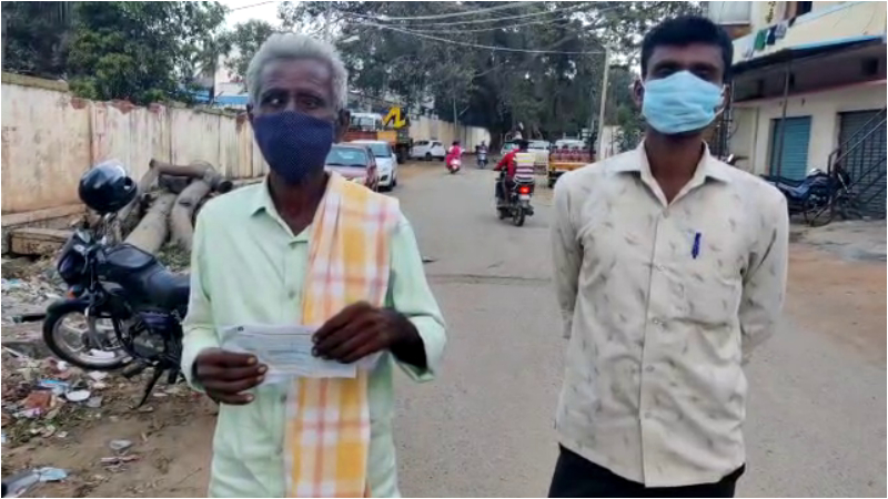 ಸರ್ಕಾರ ನೀಡಿದ ಕೊರೊನಾ ಡೆತ್ ಪರಿಹಾರ ಚೆಕ್‍ನಲ್ಲಿ ಸಮಸ್ಯೆ- ಬ್ಯಾಂಕ್‍ಗೆ ಅಲೆದು ನೊಂದ ಜನರು