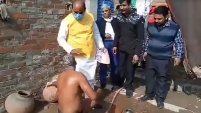 ರೇಷನ್‌ ಕಾರ್ಡ್‌ ಇದೆಯಾ: ಸ್ನಾನ ಮಾಡ್ತಿದ್ದ ವ್ಯಕ್ತಿ ಬಳಿ ಹೋಗಿ ಬಿಜೆಪಿ ಶಾಸಕನ ಪ್ರಶ್ನೆ