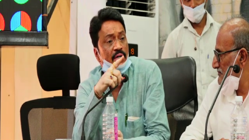 ಅಶ್ಲೀಲ ಪದ ಬಳಸಿ ನಿಂದನೆ – ಸಭೆಯಲ್ಲಿ ಕಾಮನ್ ಸೆನ್ಸ್ ಮರೆತ ಜೆಡಿಎಸ್ ಶಾಸಕ