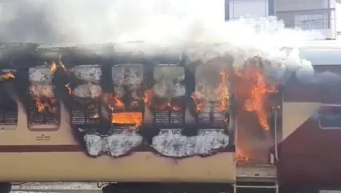 ರೈಲ್ವೆ ಉದ್ಯೋಗಕ್ಕಾಗಿ ಪ್ರತಿಭಟನೆ – ರೈಲಿನ ಭೋಗಿಗೆ ಬೆಂಕಿ ಹಚ್ಚಿ ಆಕ್ರೋಶ