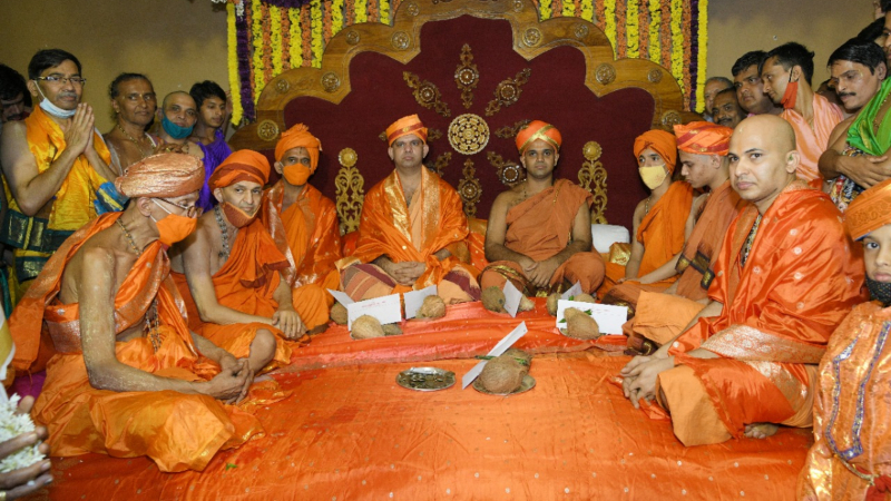 ಪರ್ಯಾಯ ಅಂದ್ರೆ ಏನು? ಮಧ್ವಾಚಾರ್ಯರು ಕೊಟ್ಟಿರುವ ಅಕ್ಷಯ ಪಾತ್ರೆ, ಸಟ್ಟುಗವೇ ಅಧಿಕಾರ ಹಸ್ತಾಂತರಕ್ಕೆ ಅಂಕಿತ