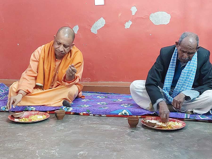 ಒಬಿಸಿ ನಾಯಕರಿಂದ ಬಿಜೆಪಿಗೆ ರಾಜೀನಾಮೆ – ದಲಿತರ ಮನೆಯಲ್ಲಿ ಊಟ ಮಾಡಿದ ಯೋಗಿ