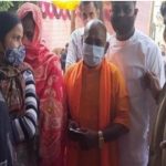 ಸಿಎಂ ಯೋಗಿ ವೇಷ ತೊಟ್ಟು ಮತಗಟ್ಟೆಗೆ ಬಂದ ವ್ಯಕ್ತಿ – ಸೆಲ್ಫಿ ಕ್ಲಿಕ್ಕಿಸಿಕೊಳ್ಳಲು ಮುಗಿ ಬಿದ್ದ ಜನ