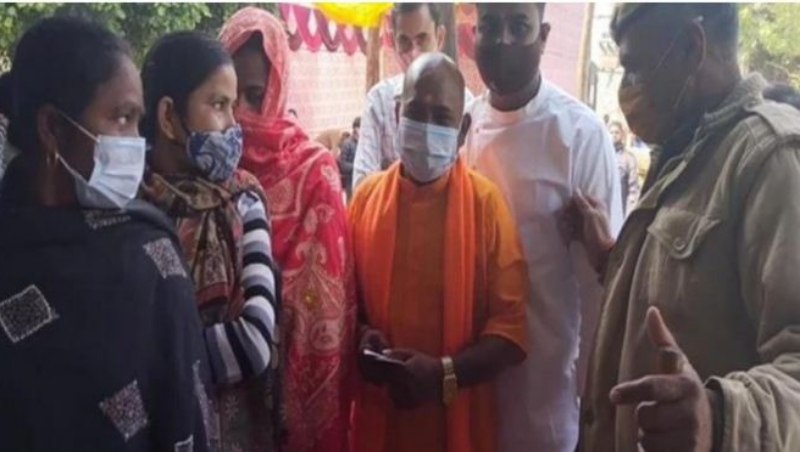 ಸಿಎಂ ಯೋಗಿ ವೇಷ ತೊಟ್ಟು ಮತಗಟ್ಟೆಗೆ ಬಂದ ವ್ಯಕ್ತಿ – ಸೆಲ್ಫಿ ಕ್ಲಿಕ್ಕಿಸಿಕೊಳ್ಳಲು ಮುಗಿ ಬಿದ್ದ ಜನ