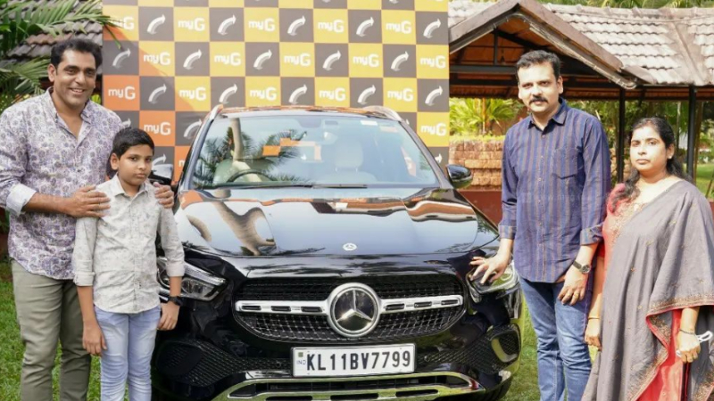 ಮರ್ಸಿಡಿಸ್ ಬೆಂಜ್ ಗಿಫ್ಟ್ ಕೊಟ್ಟ ಬಾಸ್ – ಕಾರ್ ನೋಡಿ ಸಿಬ್ಬಂದಿ ಖುಷ್