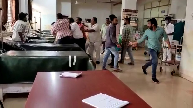 ಬೀದರ್‌ ಆಸ್ಪತ್ರೆಯಲ್ಲಿ ಮಾರಾಮಾರಿ – ಕೈ ಮುಖಂಡ ಸೇರಿ ಮೂವರ ಬಂಧನ