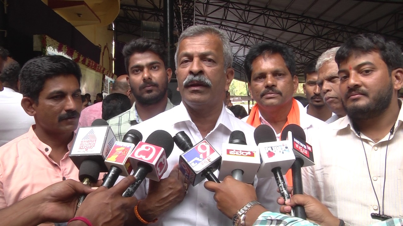 ಯಾವನೋ ವೆಲ್ಲೆಸ್ಲಿ, ಕರ್ಜನ್‌ರೇ ಲಾರ್ಡ್ ಎನ್ನುವಂತಿರುವ ಪಾಠ ಸರಿಯಿಲ್ಲ: ಸಿಎಂ ರಾಜಕೀಯ ಕಾರ್ಯದರ್ಶಿ