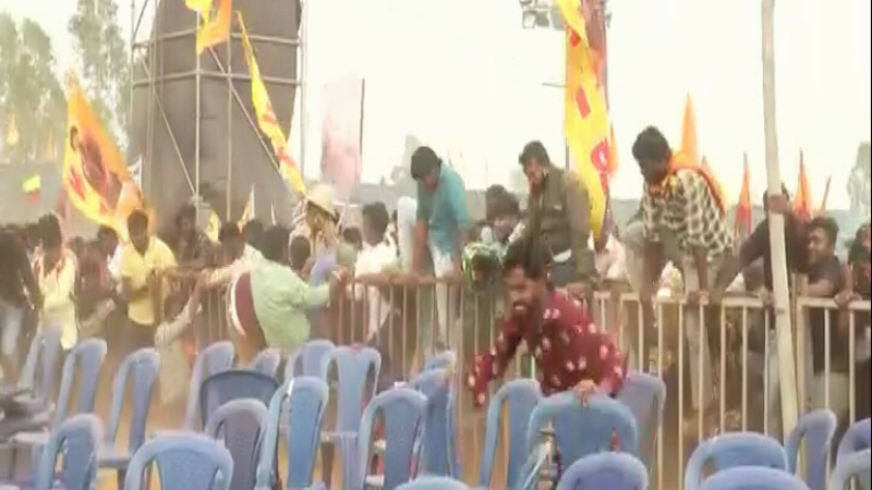 RRR ಪ್ರೀ ರಿಲೀಸ್ ಇವೆಂಟ್‌ನಲ್ಲಿ ಪೊಲೀಸರ ಮೇಲೆ ಬಾಟಲಿ, ಚಪ್ಪಲಿ ತೂರಿ ಅಭಿಮಾನಿಗಳ ಅತಿರೇಕದ ವರ್ತನೆ