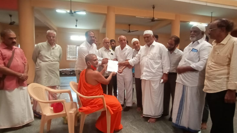 ವ್ಯಾಪಾರಕ್ಕೆ ಅವಕಾಶ ಕೊಡುವಂತೆ ಪೇಜಾವರ ಶ್ರೀಗಳಿಗೆ ಮುಸ್ಲಿಂ ವರ್ತಕರಿಂದ ಮನವಿ