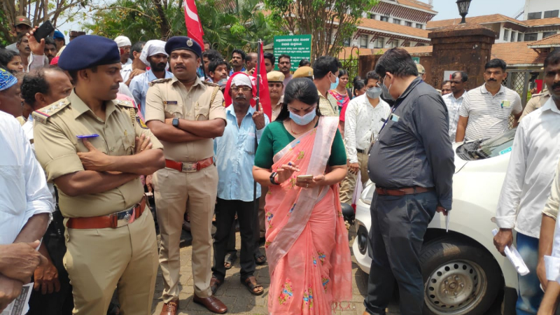 ಉಡುಪಿ ಜಿಲ್ಲಾಧಿಕಾರಿ ಕಚೇರಿಗೆ ಮುತ್ತಿಗೆ ಯತ್ನ- ಪೊಲೀಸರ ಜೊತೆ ಪ್ರತಿಭಟನಾಕಾರರ ವಾಗ್ವಾದ