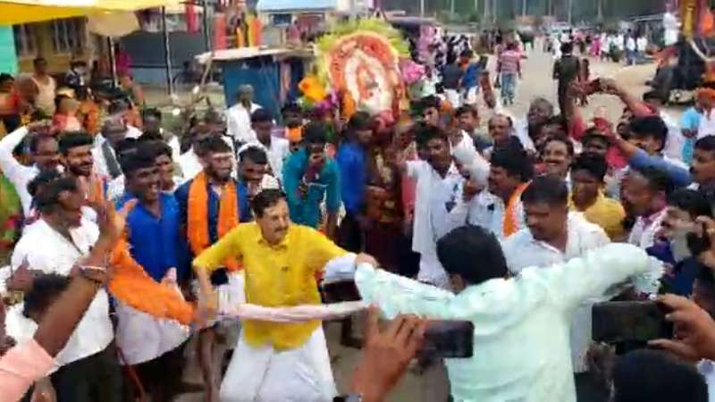 ಮಣೇವು ಕುಣಿತಕ್ಕೆ ಹಳ್ಳಿಗರ ಜೊತೆ ಹೆಜ್ಜೆ ಹಾಕಿದ ವೈ.ಎಸ್.ವಿ.ದತ್ತ
