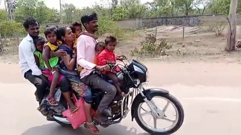 ಒಂದೇ ಬೈಕ್‍ನಲ್ಲಿ 9 ಜನ್ರು ಪ್ರಯಾಣ ನೋಡಿ ಹುಬ್ಬೇರಿಸಿದ ಜನ
