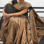 ಸೀರೆ ನೆರಿಗೆಯಿಂದಾಗಿ ಬೈಕಿನ ಚಕ್ರದೊಳಗೆ ಕಾಲು ಸಿಲುಕಿ ಮಹಿಳೆ ನರಳಾಟ