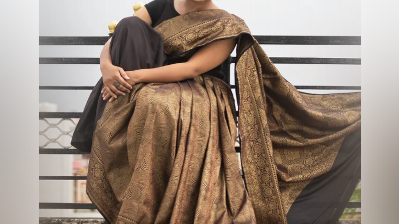 ಸೀರೆ ನೆರಿಗೆಯಿಂದಾಗಿ ಬೈಕಿನ ಚಕ್ರದೊಳಗೆ ಕಾಲು ಸಿಲುಕಿ ಮಹಿಳೆ ನರಳಾಟ
