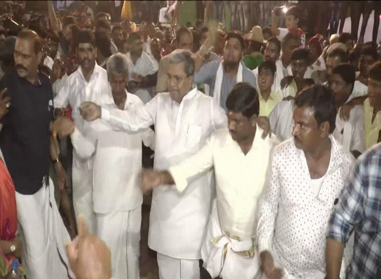 ಗ್ರಾಮದ ಜಾತ್ರೆಯಲ್ಲಿ ನೃತ್ಯ ಮಾಡಿ ರಂಜಿಸಿದ ಸಿದ್ದರಾಮಯ್ಯ