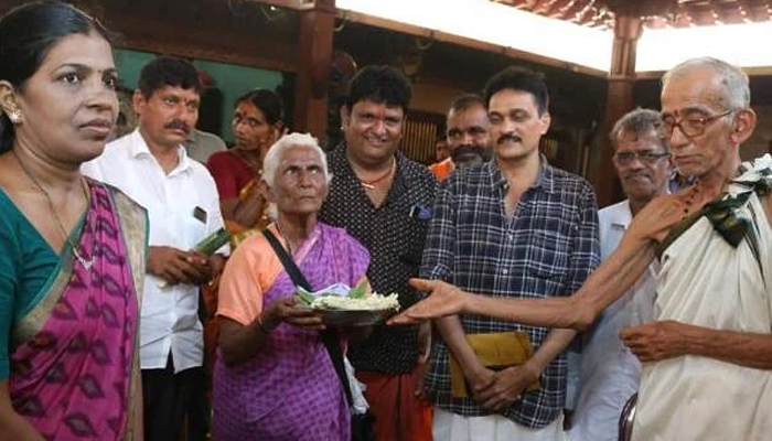 ಭಿಕ್ಷೆ ಬೇಡಿ ಸಿಕ್ಕ 1 ಲಕ್ಷ ರೂ.ವನ್ನು ಪೊಳಲಿ ದೇಗುಲಕ್ಕೆ ಹಸ್ತಾಂತರಿಸಿದ 80 ವರ್ಷದ ಅಜ್ಜಿ